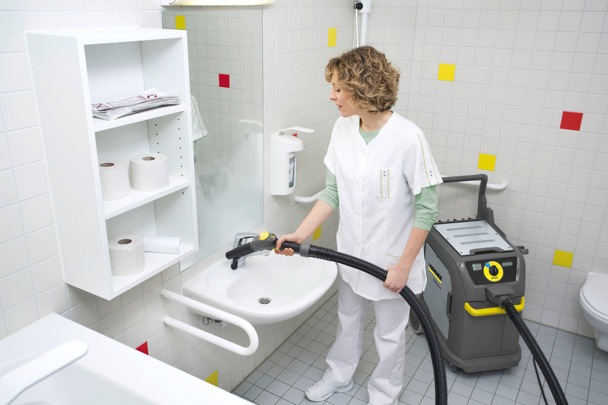 Mycie obszarów sanitariatów przy użyciu sprzętu czyszczącego